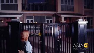 Asiatisches Mädchen geht in ein Hotel für eine sexuelle Begegnung