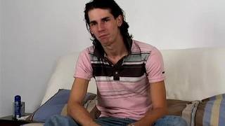 Ein junger Brauner schüttelt seinen großen Schwanz