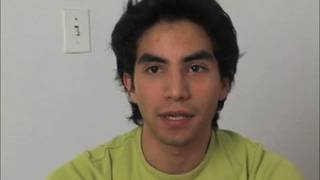 Javier zeigt seinen haarigen Arsch bei der Masturbation