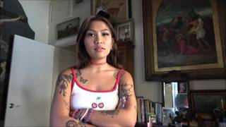 Asiatisches Mädchen mit einem perfekten Tattoo auf ihrem POV Asiatisches Mädchen mit einem perfekten Tattoo auf ihrem POV