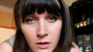 Schöner Trans masturbiert seinen Schwanz