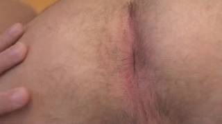 Teenage Brünette rollt seinen großen Schwanz für uns!