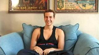 Junger Mann wichst und nimmt eine Dusche