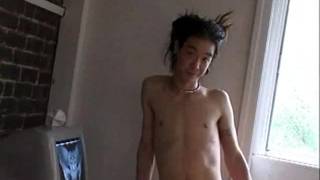 Dünner asiatischer Mann spritzt Sperma vor seinem Computer ab Dünner asiatischer Mann spritzt Sperma vor seinem Computer ab