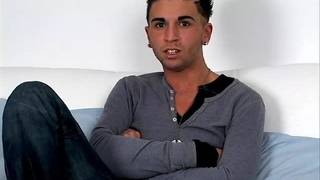 Junge Brünette schüttelt seinen Schwanz nur für dich aus