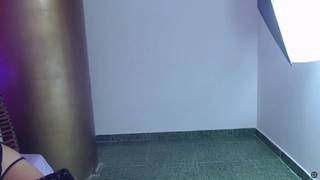 Diese wunderschöne Brünette macht sich nackt und genießt