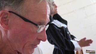 Alter Mann möchte eine Nonne aus seiner Kirche ficken