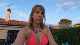 Ein französisches Paar schwimmt nackt in seinem Pool Ein französisches Paar schwimmt nackt in seinem Pool