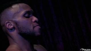 Johnny V wird von Andre Donovan von der BBC in diesem Porno gefickt