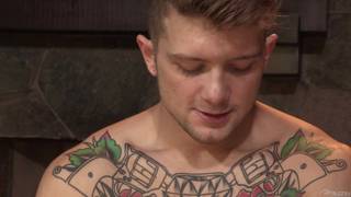 Johnny V zieht sich für Sebastian Kross aus