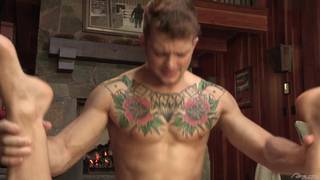 Johnny V zieht sich für Sebastian Kross aus