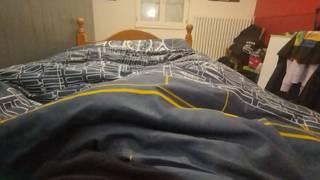 Ich masturbiere meinen Schwanz nachts im Bett Ich masturbiere meinen Schwanz nachts im Bett