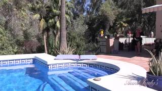 Reife Frau masturbiert gerne und zeigt ihre Brüste