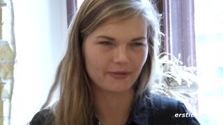 Behaarte Muschi streichelt mit Viktoria Behaarte Muschi streichelt mit Viktoria