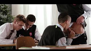 Schwuler Schüler lutscht die Schwänze seiner Mitschüler