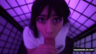 Kawaii Girl lutscht den Schwanz und schluckt mit Vergnügen