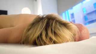 Berühmter Johnny Sins lässt sich seinen BWC von einer jungen Tätowierten blasen