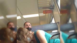 Ein Paar fickt im Zug und lässt uns zusehen Ein Paar fickt im Zug und lässt uns zusehen