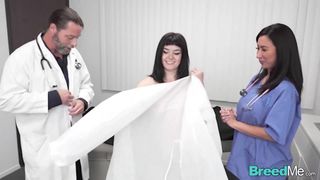 Frecher Arzt fickt eine süße Brünette Patientin