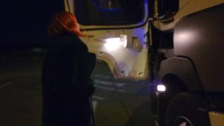 Ich ficke einen Trucker auf einem Highway-Rastplatz Ich ficke einen Trucker auf einem Highway-Rastplatz