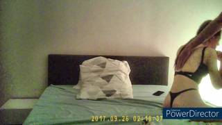 Ein Paar von Amateur-Liebhabern ficken auf einem Hotelbett