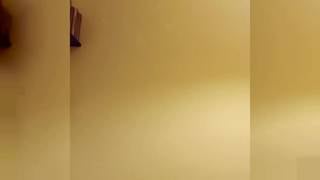 Hübscher Kerl wichst seinen großen Schwanz und schmeckt sein Sperma Hübscher Kerl wichst seinen großen Schwanz und schmeckt sein Sperma