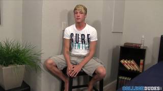 Der Blonde Gage Anderson präsentiert sich beim sehr sinnlichen Masturbieren
