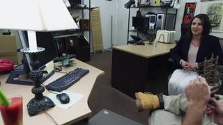 Helena Price weiß, wie sie ihre Dankbarkeit zeigt, indem sie ihn fickt