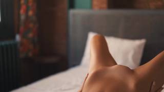 Amateur-Göttin zieht sich bis auf ihre sexy Dessous aus Amateur-Göttin zieht sich bis auf ihre sexy Dessous aus