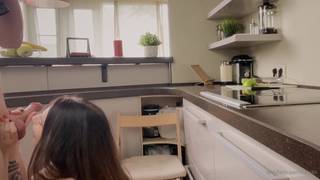 Ein reicher Morgen in der Küche, um die tiefe Kehle zu benutzen