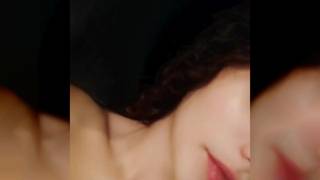 Nacktes Mädchen zeigt ihre Tattoos und Muschi