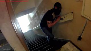 Dieser Einbrecher bekommt einen Schwanz in den Arsch von einer Transe Dieser Einbrecher bekommt einen Schwanz in den Arsch von einer Transe