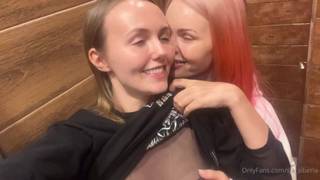 Schöne junge Frauen haben lesbischen Sex Schöne junge Frauen haben lesbischen Sex