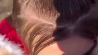 Das schöne Gesicht des Mädchens ist mit Sperma überschwemmt nach dem Oralsex