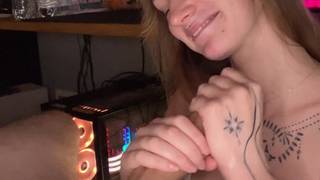 Amateur Mädchen wichst ihren Liebhaber vor der Kamera