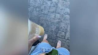 Masturbation einer Blondine allein in einem Auto