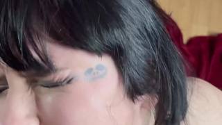 Rotlippige Brünette saugt den Schwanz ihres Liebhabers und genießt es