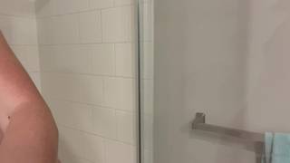 Sie filmt sich nackt unter der Dusche und berührt ihre Brüste