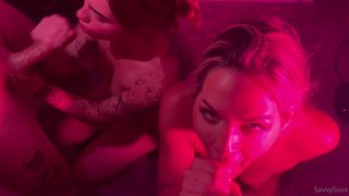 Amateur Paar hat einen Dreier mit einem Mädchen