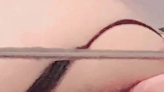 Amateur Schlampe masturbiert vor einem Spiegel aus Neugierde