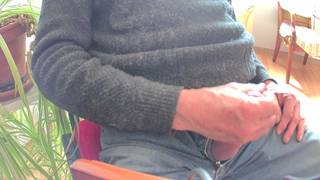 Schwanz, der von einem schmutzigen alten Mann im Freien gewichst wird Schwanz, der von einem schmutzigen alten Mann im Freien gewichst wird