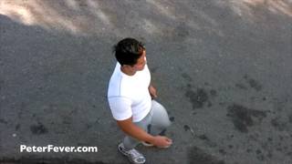 Ein geiler Gay masturbiert sich nach dem Laufen zum Training