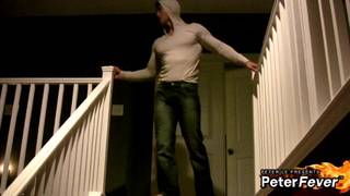 Ein Mann präsentiert sich und masturbiert vor dem Spiegel, um sich aufzugeilen