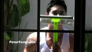 Das Fensterputzen macht diesem japanischen Gay den Penis steif