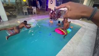 Yuri Oberon bringt die Pool-Partys Orgien Yuri Oberon bringt die Pool-Partys Orgien