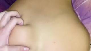 Freches junges Mädchen wird im Schlafzimmer mit Vergnügen gefickt