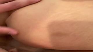 Zwei lesbische Mädchen lecken Sperma vom Körper eines Mannes Zwei lesbische Mädchen lecken Sperma vom Körper eines Mannes