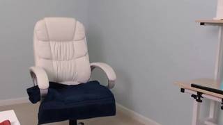 Sexspielzeug bringt eine Brünette zum Höhepunkt