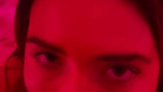 Nettes Mädchen spielt mit Brüsten und einem Sexspielzeug