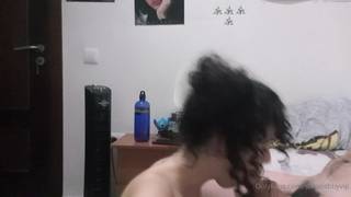 Schlampiger Blowjob mit einer heißen lockigen Schlampe